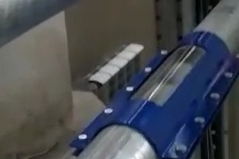 Смотровое окно используется для контроля продвижения материала